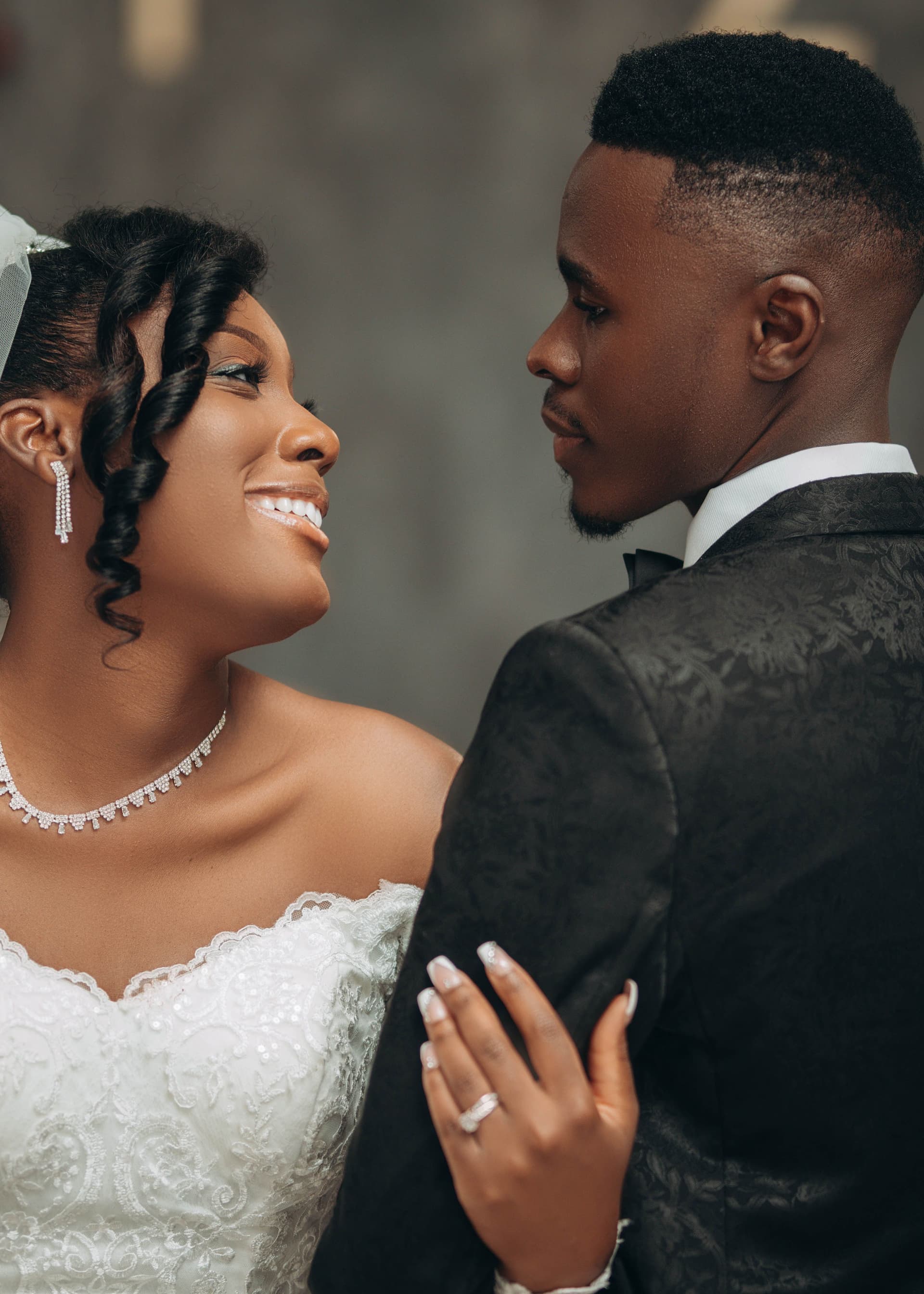Wedding photographer USA — bride and groom in golden hour light